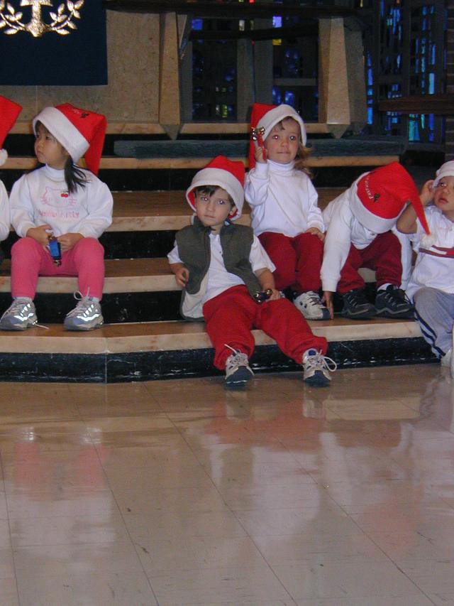 2003-12-12-Xmas-pageant-07-Dax-relaxing.JPG