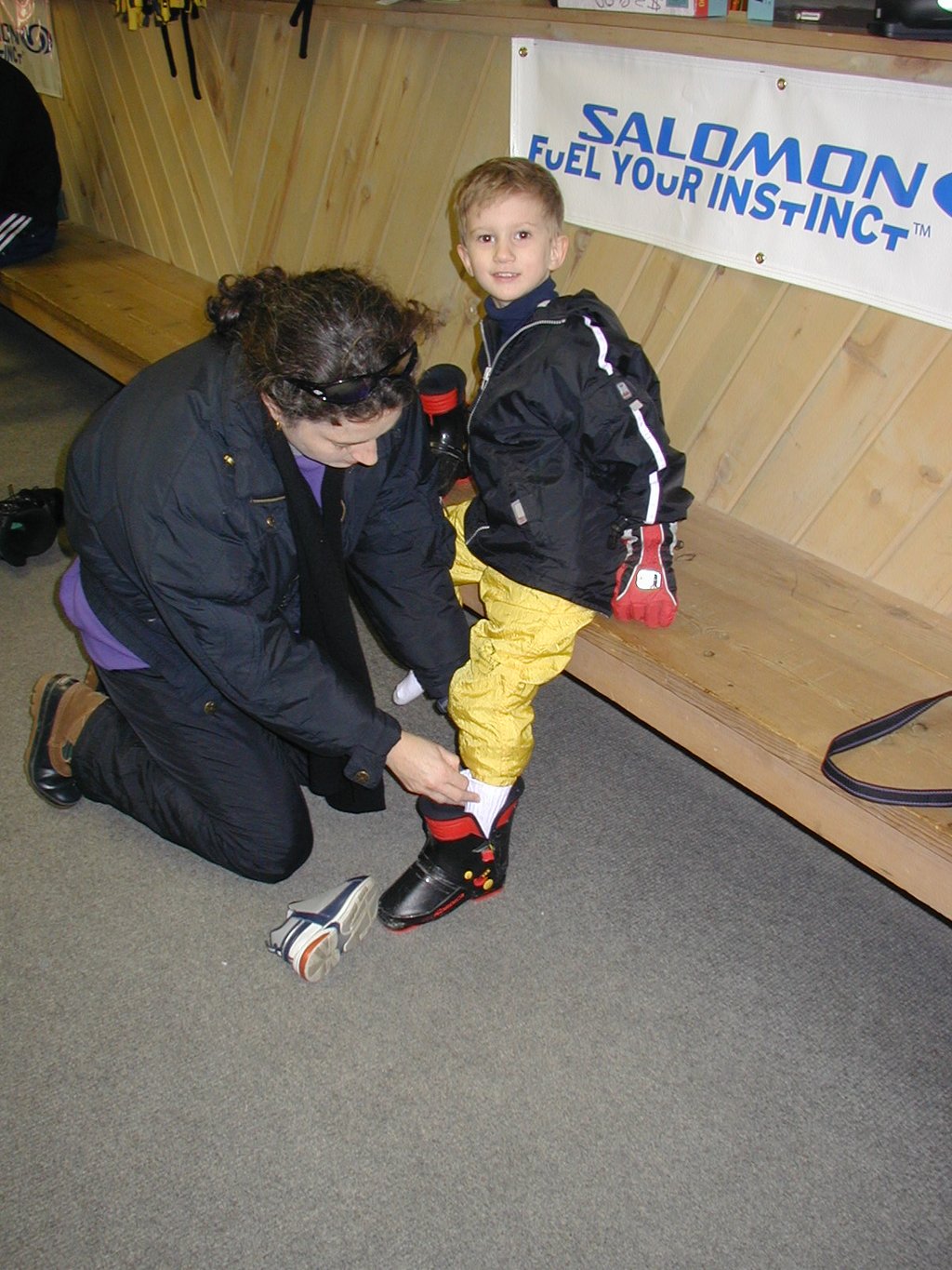 2004/01(January)/Ruidoso/1024x768_2004-01-18-Ruidoso-03-Chance-boot-fitting-Suzi.JPG
