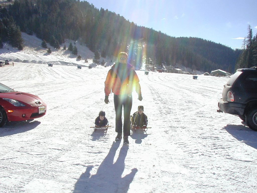 2004/01(January)/Ruidoso/1024x768_2004-01-18-Ruidoso-05-Chance-Dax-Travis-sledding.JPG