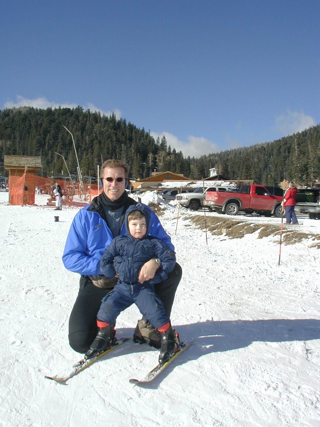 2004/01(January)/Ruidoso/1024x768_2004-01-18-Ruidoso-22-Dax-Travis-skiing.JPG