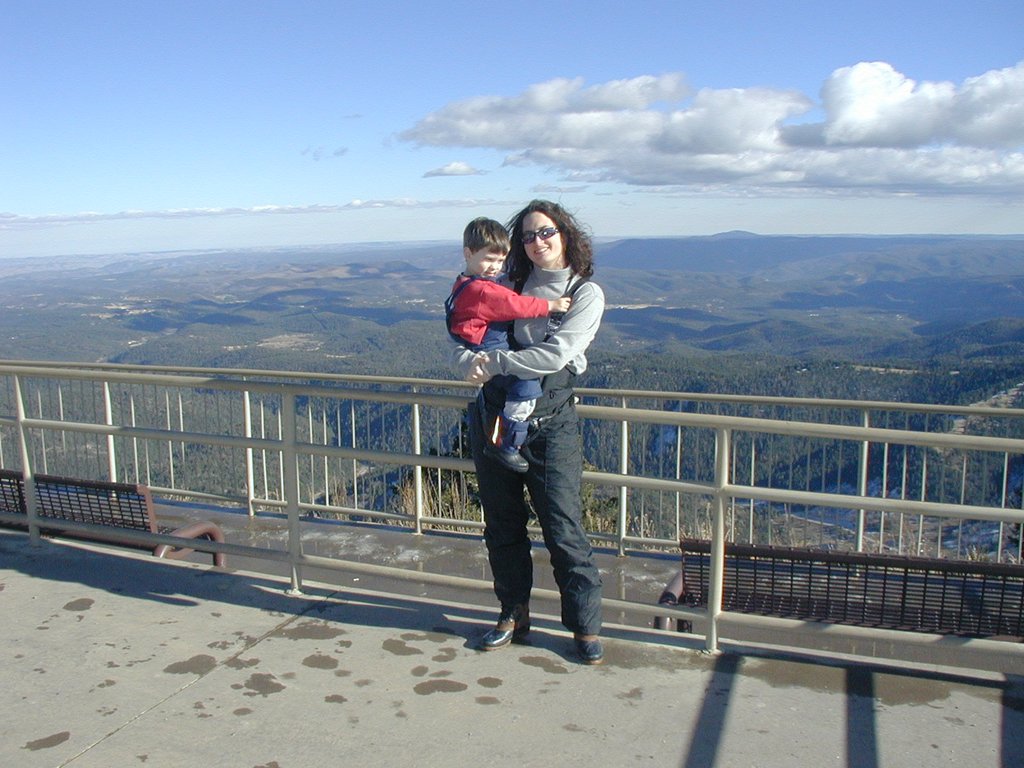 2004/01(January)/Ruidoso/1024x768_2004-01-18-Ruidoso-28-Dax-Suzi-lookout.JPG