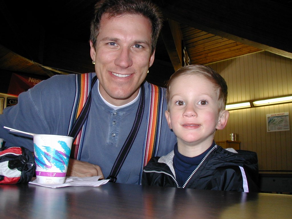 2004/01(January)/Ruidoso/1024x768_2004-01-19-Ruidoso-23-Chance-Travis-hot-chocolate.JPG