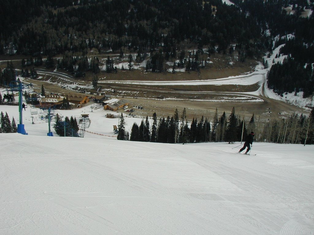 2004/01(January)/Ruidoso/1024x768_2004-01-20-Ruidoso-3-Suzi-skiing-empty-parking-lot.JPG