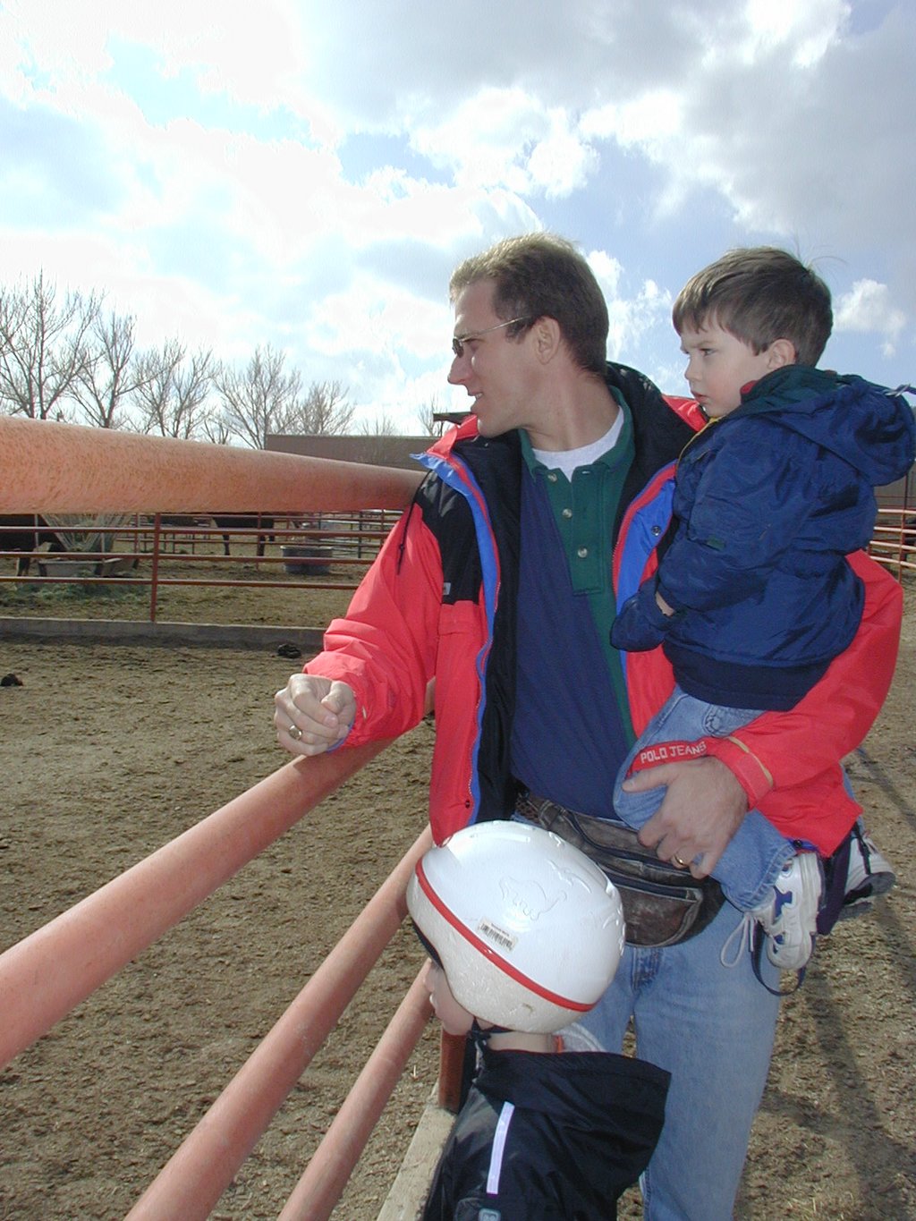 2004/01(January)/Ruidoso/1024x768_2004-01-21-Ruidoso-02-horseback-riding-Travis-Dax-Chance.JPG
