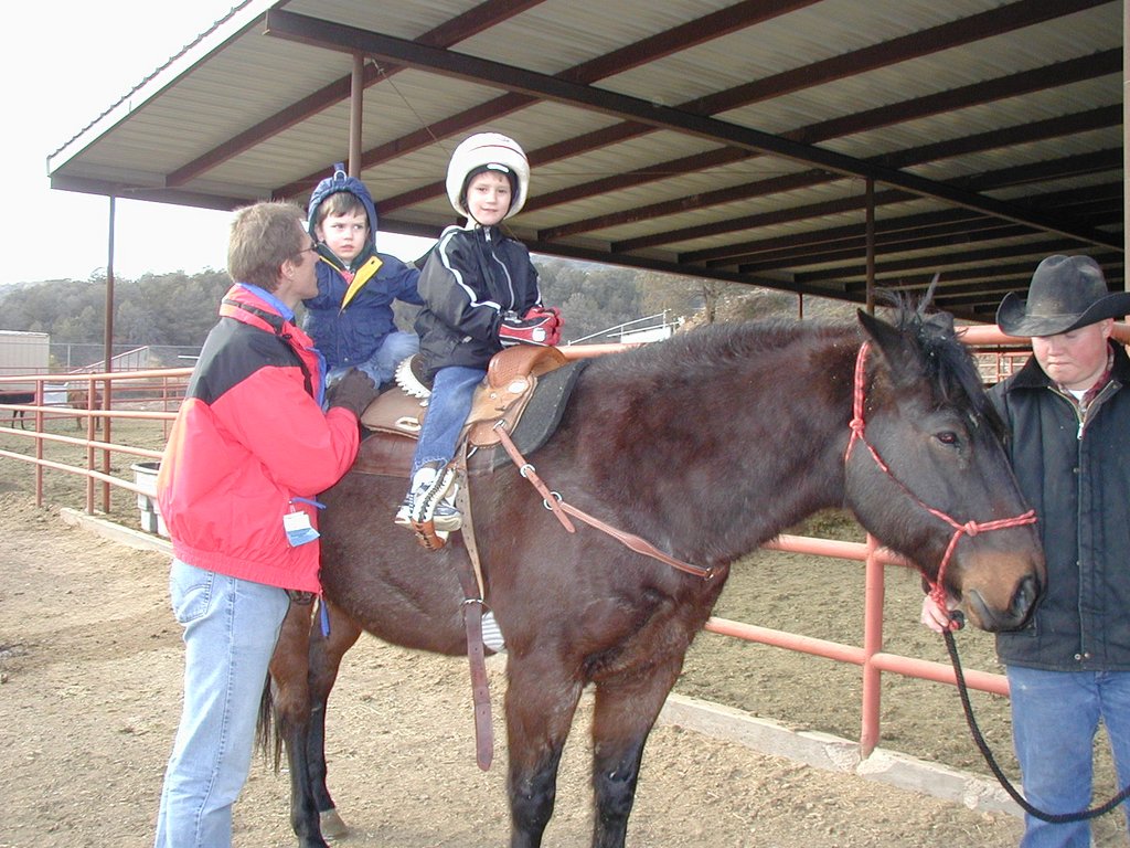 2004/01(January)/Ruidoso/1024x768_2004-01-21-Ruidoso-15-horseback-riding-Travis-Chance-Dax.JPG