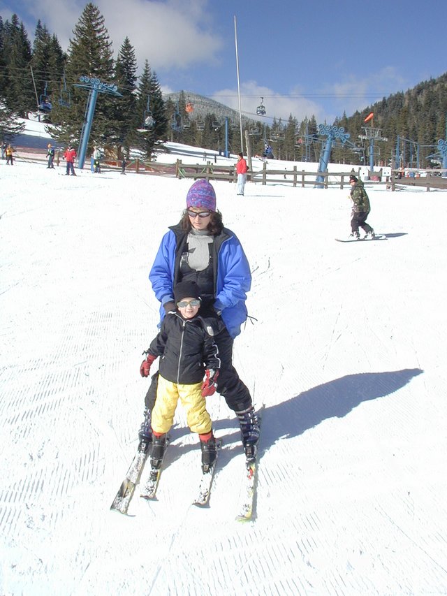 2004/01(January)/Ruidoso/640x480_2004-01-18-Ruidoso-09-Chance-Suzi-skiing.JPG