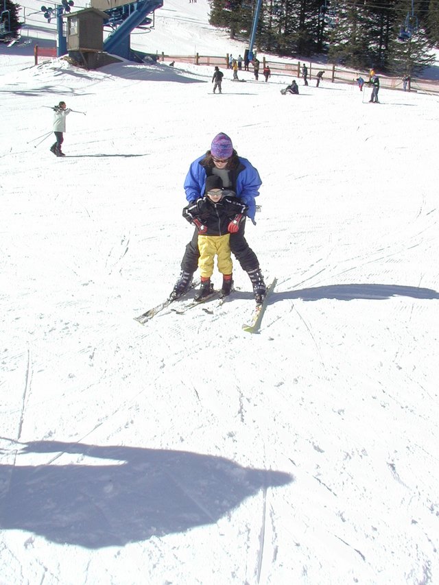 2004/01(January)/Ruidoso/640x480_2004-01-18-Ruidoso-10-Chance-Suzi-skiing.JPG