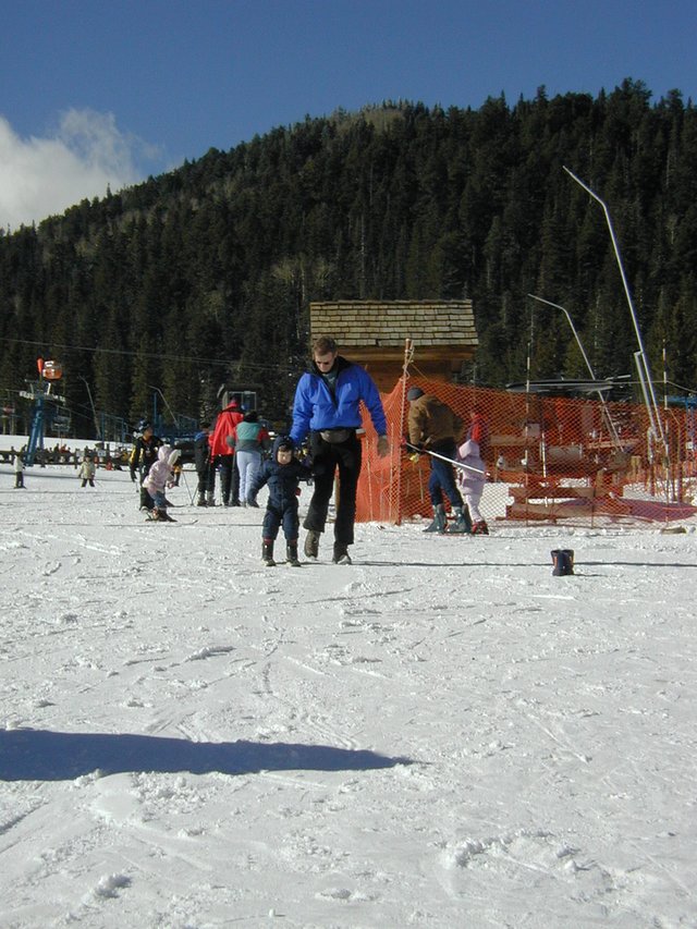 2004/01(January)/Ruidoso/640x480_2004-01-18-Ruidoso-24-Dax-Travis-skiing.JPG