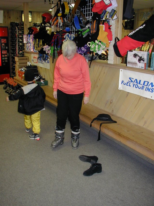 2004/01(January)/Ruidoso/640x480_2004-01-19-Ruidoso-01-Chance-Grammy-trying-boots.JPG