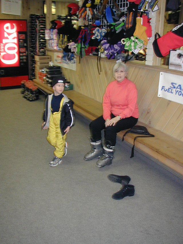 2004/01(January)/Ruidoso/640x480_2004-01-19-Ruidoso-02-Chance-Grammy-trying-boots.JPG