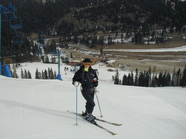 2004/01(January)/Ruidoso/640x480_2004-01-20-Ruidoso-2-Suzi-skiing-empty-parking-lot.JPG