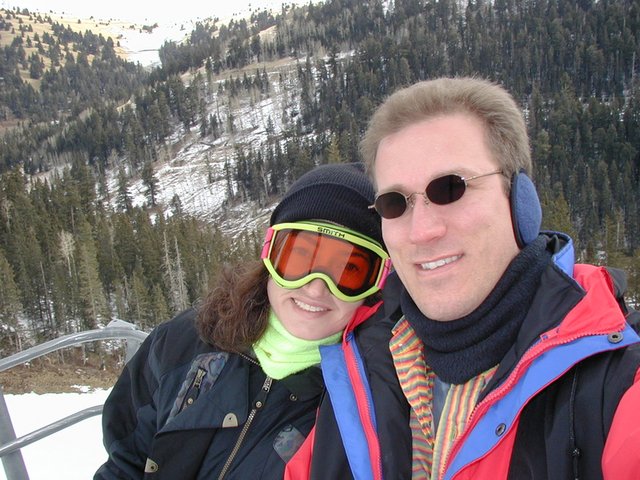 2004/01(January)/Ruidoso/640x480_2004-01-20-Ruidoso-4-Suzi-Travis-chairlift.JPG