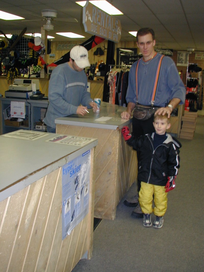 2004/01(January)/Ruidoso/800x600_2004-01-18-Ruidoso-02-Chance-Travis-renting-skis.JPG