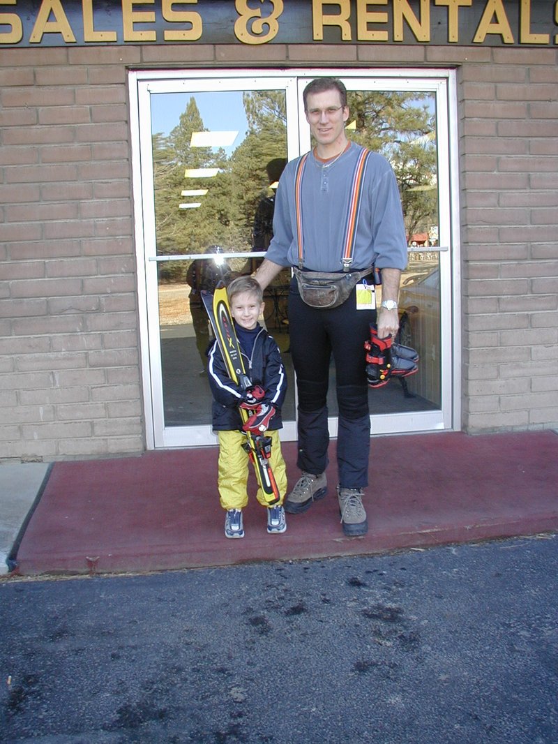 2004/01(January)/Ruidoso/800x600_2004-01-18-Ruidoso-04-Chance-Travis-renting-skis.JPG