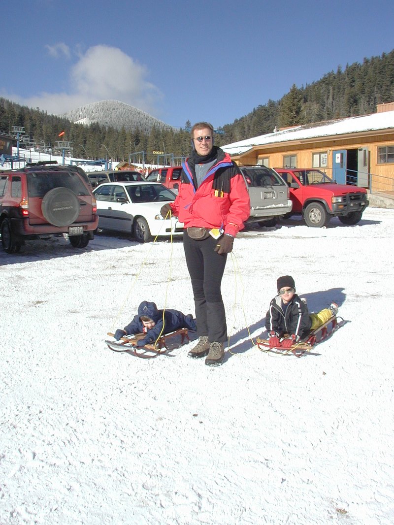 2004/01(January)/Ruidoso/800x600_2004-01-18-Ruidoso-06-Chance-Dax-Travis-sledding.JPG