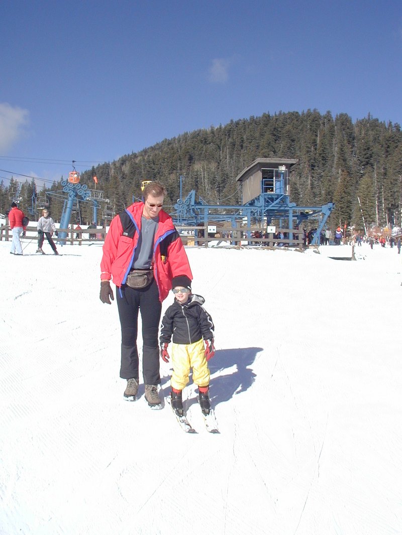 2004/01(January)/Ruidoso/800x600_2004-01-18-Ruidoso-07-Chance-Dax-Travis-sledding.JPG