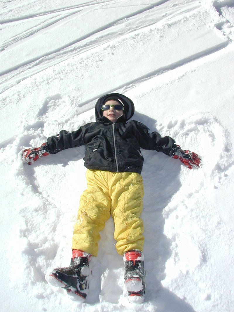 2004/01(January)/Ruidoso/800x600_2004-01-18-Ruidoso-14-Chance-snow-angel.JPG