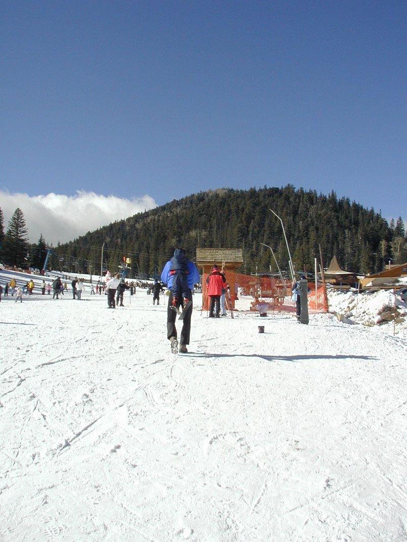 2004/01(January)/Ruidoso/800x600_2004-01-18-Ruidoso-23-Dax-Travis-skiing-hiking-up-the-hill.JPG