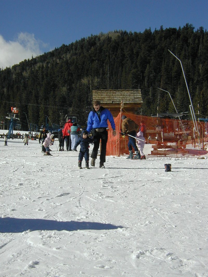 2004/01(January)/Ruidoso/800x600_2004-01-18-Ruidoso-24-Dax-Travis-skiing.JPG