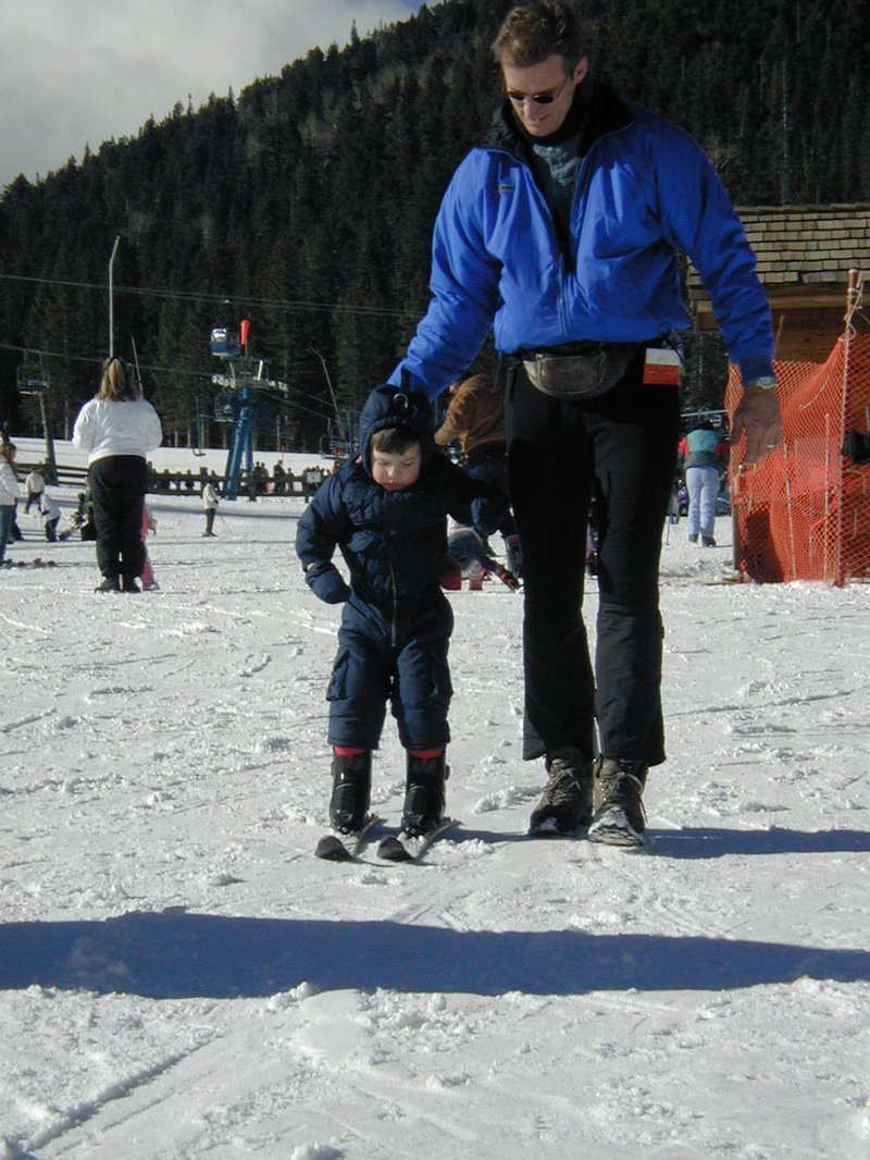 2004/01(January)/Ruidoso/800x600_2004-01-18-Ruidoso-26-Dax-Travis-skiing.JPG