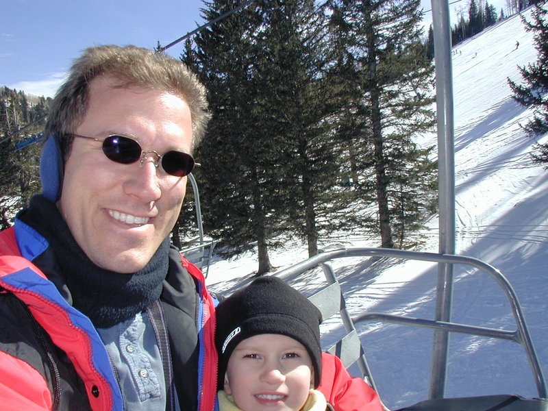 2004/01(January)/Ruidoso/800x600_2004-01-19-Ruidoso-05-Chance-Travis-chairlift.JPG