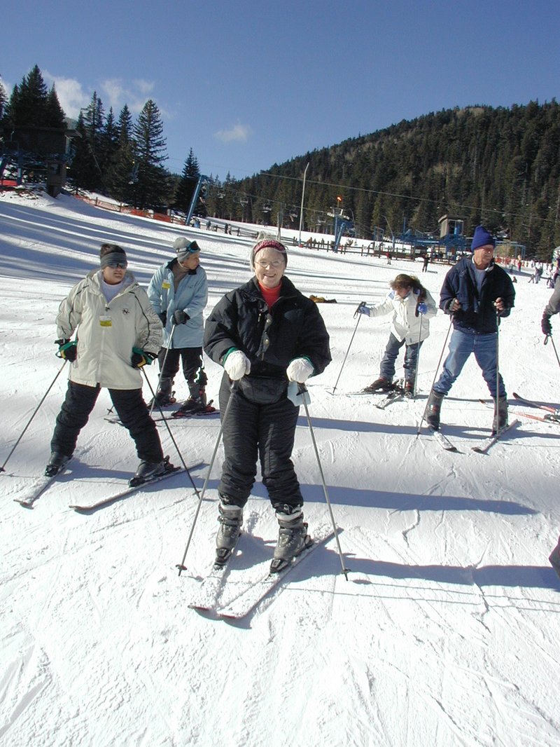 2004/01(January)/Ruidoso/800x600_2004-01-19-Ruidoso-15-Grammy-skiing.JPG