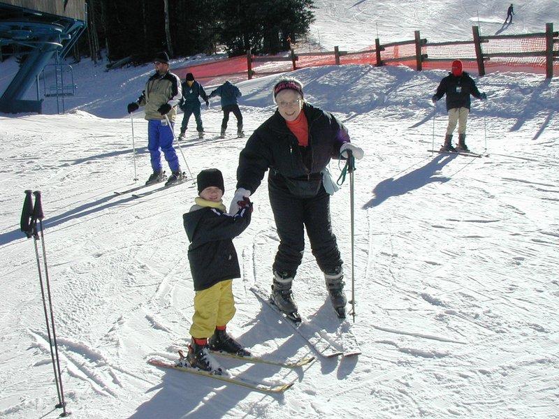 2004/01(January)/Ruidoso/800x600_2004-01-19-Ruidoso-19-Chance-Grammy-skiing.JPG