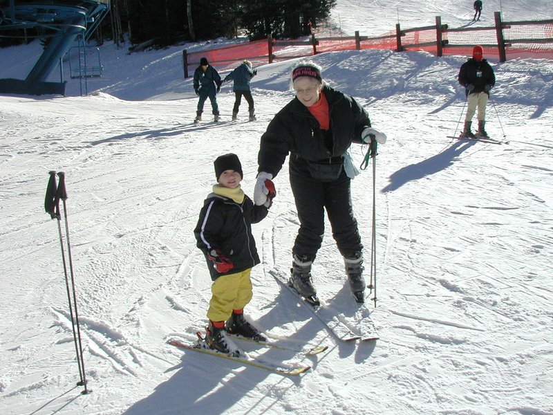 2004/01(January)/Ruidoso/800x600_2004-01-19-Ruidoso-20-Chance-Grammy-skiing.JPG