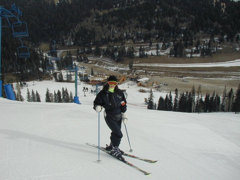 2004/01(January)/Ruidoso/800x600_2004-01-20-Ruidoso-2-Suzi-skiing-empty-parking-lot.JPG