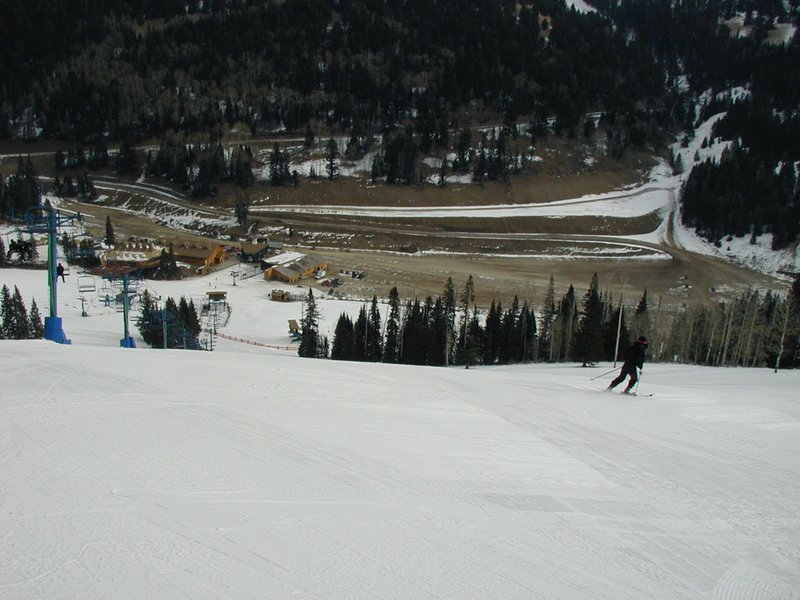 2004/01(January)/Ruidoso/800x600_2004-01-20-Ruidoso-3-Suzi-skiing-empty-parking-lot.JPG