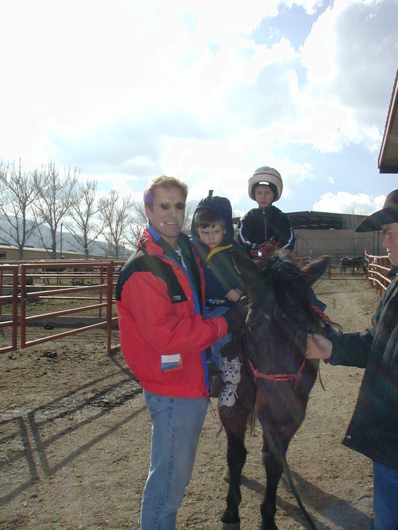 2004/01(January)/Ruidoso/800x600_2004-01-21-Ruidoso-16-horseback-riding-Travis-Chance-Dax.JPG