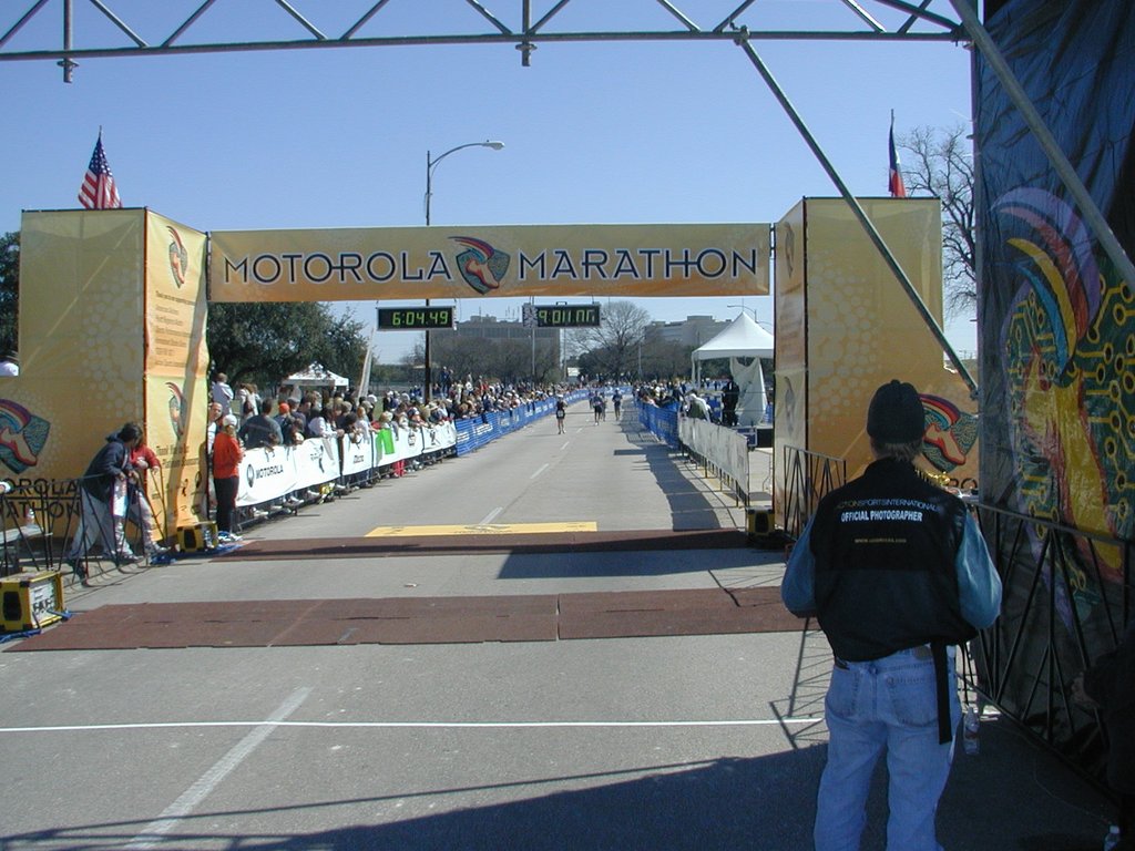 2004/02(February)/Motorola-Marathon/1024x768_2004-02-15-Motorola-Marathon-09-Suzi-finish.JPG