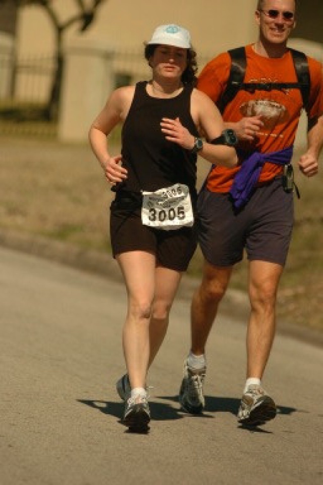 2004/02(February)/Motorola-Marathon/640x480_2004-02-15-Professional-Marathon-06-Suzi-Travis.jpg
