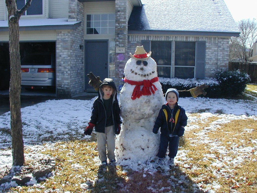 2004/02(February)/Snow-in-Austin/1024x768_2004-02-14-Snow-in-Austin-22-Chance-Dax-Snowman.JPG