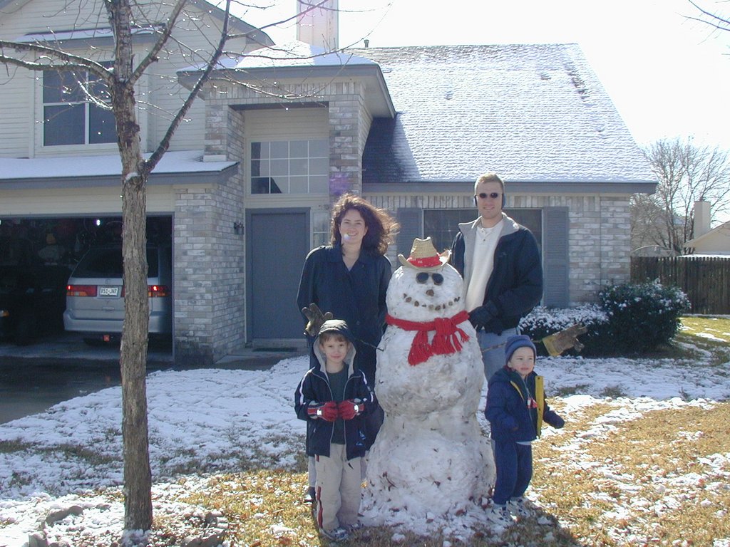 2004/02(February)/Snow-in-Austin/1024x768_2004-02-14-Snow-in-Austin-25-Chance-Dax-Suzi-Travis-Snowman.JPG