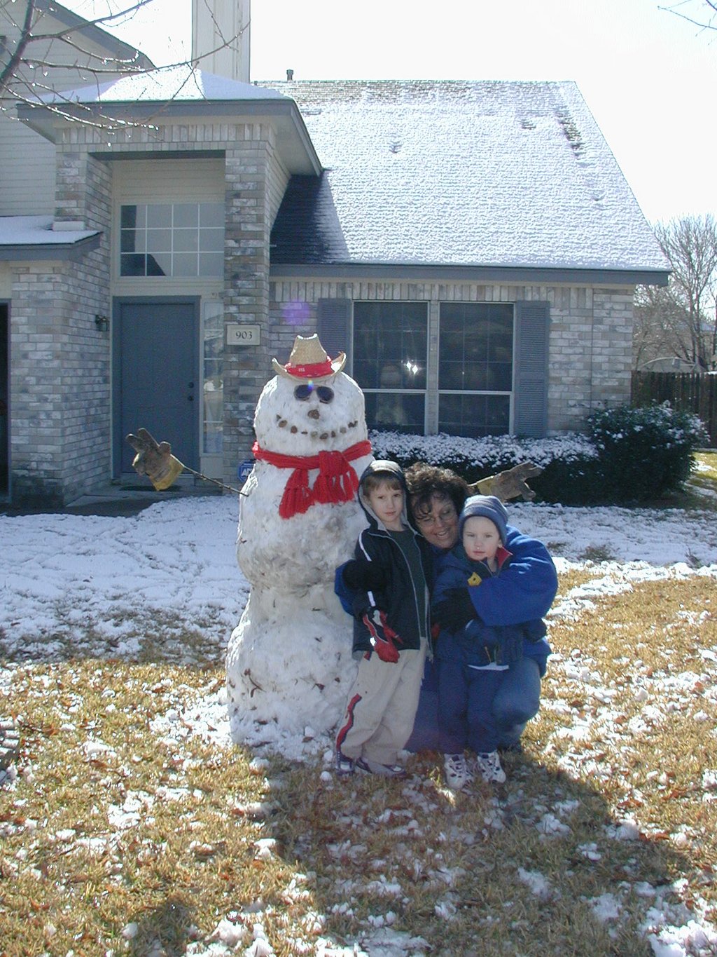 2004/02(February)/Snow-in-Austin/1024x768_2004-02-14-Snow-in-Austin-27-Chance-Dax-Marlene-Snowman.JPG