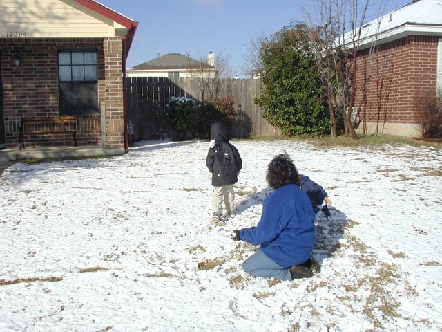 2004/02(February)/Snow-in-Austin/640x480_2004-02-14-Snow-in-Austin-15-Chance-Dax-Marlene.JPG