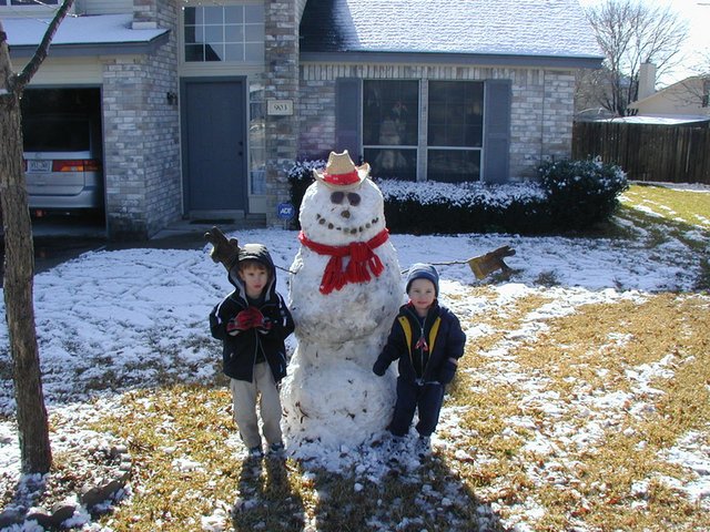 2004/02(February)/Snow-in-Austin/640x480_2004-02-14-Snow-in-Austin-21-Chance-Dax-Snowman.JPG
