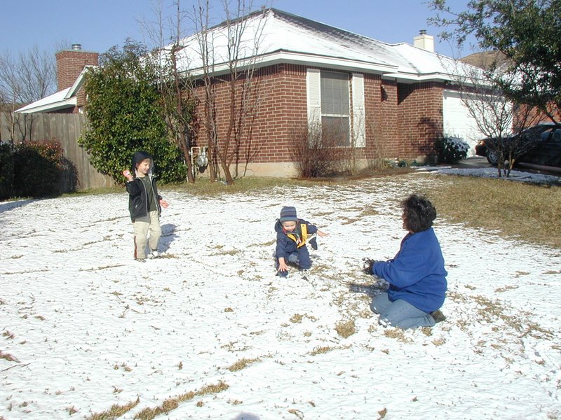 2004/02(February)/Snow-in-Austin/800x600_2004-02-14-Snow-in-Austin-16-Chance-Dax-Marlene.JPG