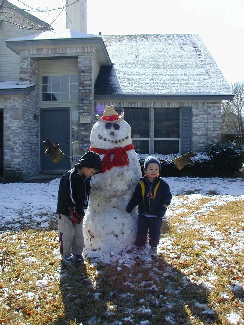 2004/02(February)/Snow-in-Austin/800x600_2004-02-14-Snow-in-Austin-24-Chance-Dax-Snowman.JPG