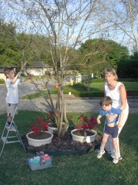 2004/03(March)/Easter/2004-03-27-Easter-prep-1-Chance-Dax-Janeen.JPG
