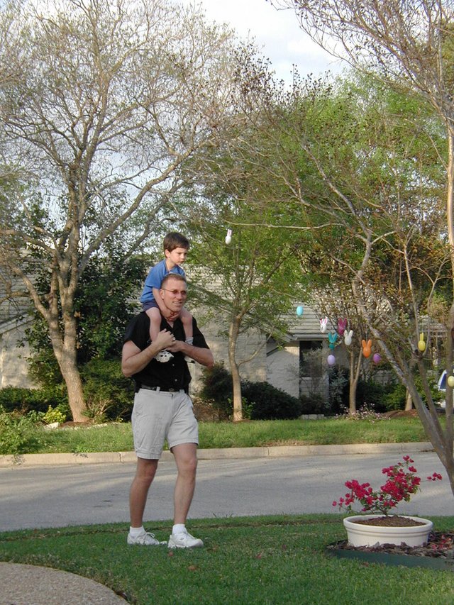 2004/03(March)/Easter/640x480_2004-03-27-Easter-prep-8-Travis-Dax.JPG
