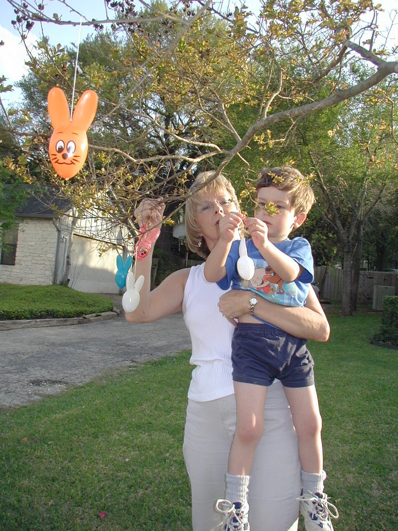 2004/03(March)/Easter/800x600_2004-03-27-Easter-prep-5-Janeen-Dax.JPG