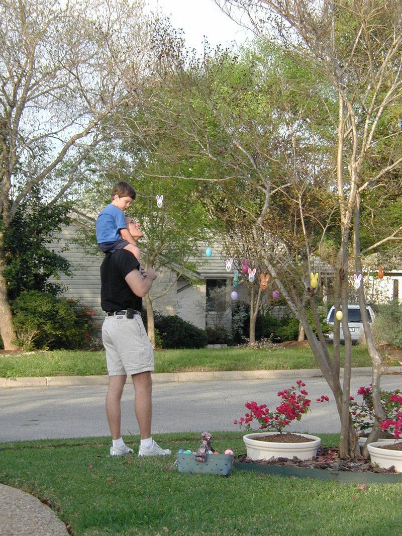2004/03(March)/Easter/800x600_2004-03-27-Easter-prep-7-Travis-Dax.JPG