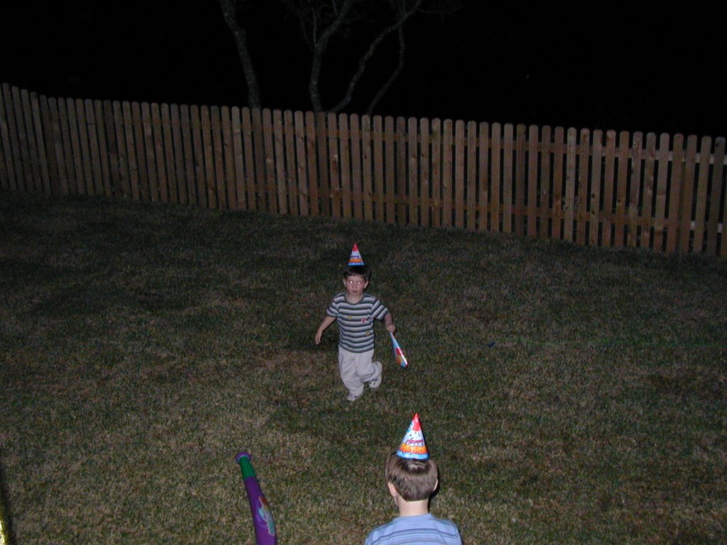 2004/03(March)/Misc/1024x768_2004-03-05-Vale-Bday-2-Dax.JPG