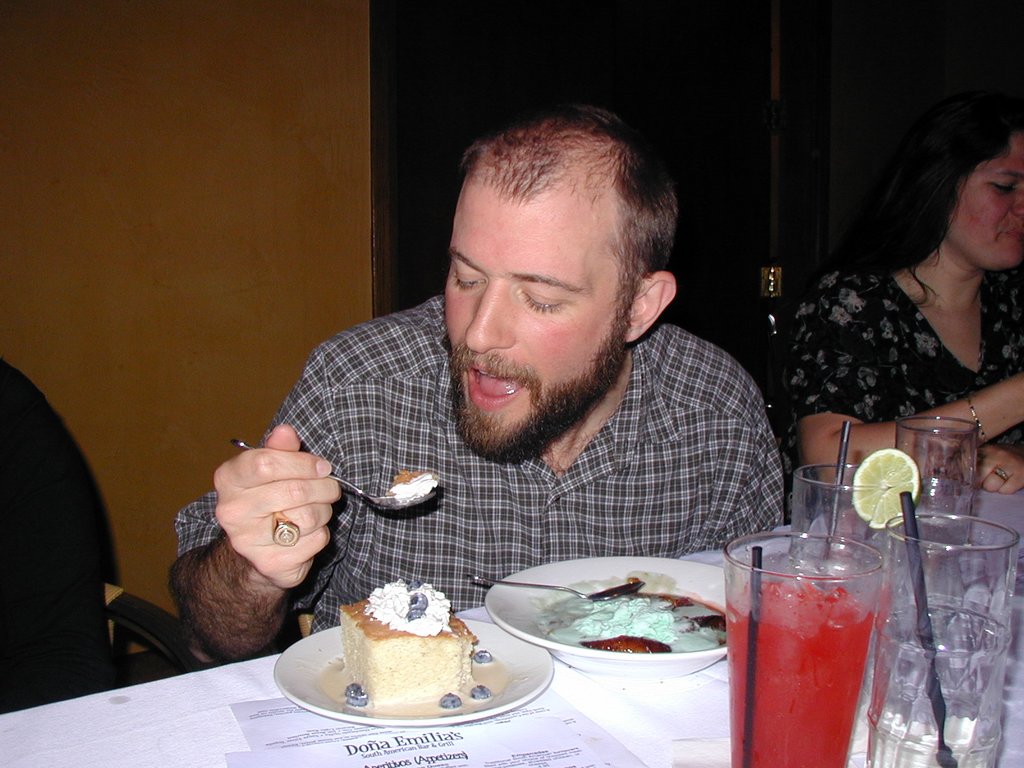 2004/03(March)/Misc/1024x768_2004-03-27-PNO-Ren-with-2-deserts.JPG