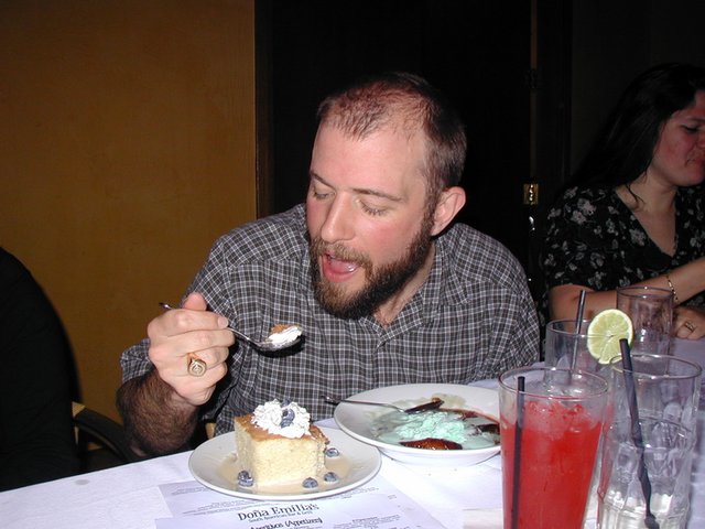 2004/03(March)/Misc/640x480_2004-03-27-PNO-Ren-with-2-deserts.JPG