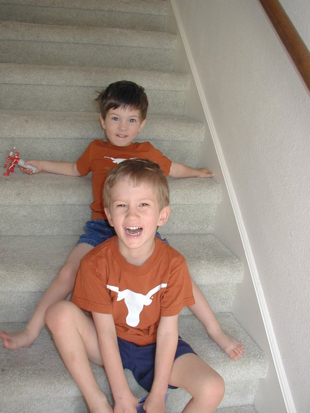 2004/03(March)/Misc/640x480_2004-04-01-Chance-Dax-steps-1.JPG