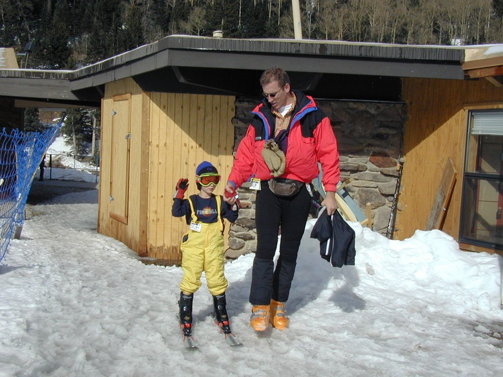 2004/03(March)/Ruidoso/1024x768_2004-03-13-Ruidoso-22-Chance-Travis-getting-out-of-ski-school.JPG