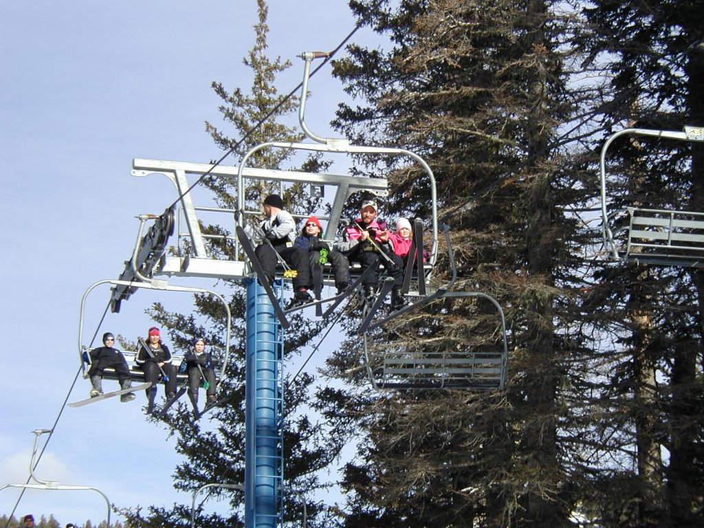 2004-03-13-Ruidoso-27-Ren-Brittney-on-chairlift.JPG